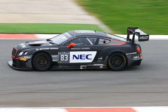 max van splunteren in actie met bentley op het circuit van portimao