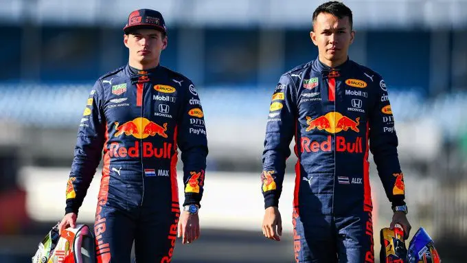 max verstappen en alex albon f1