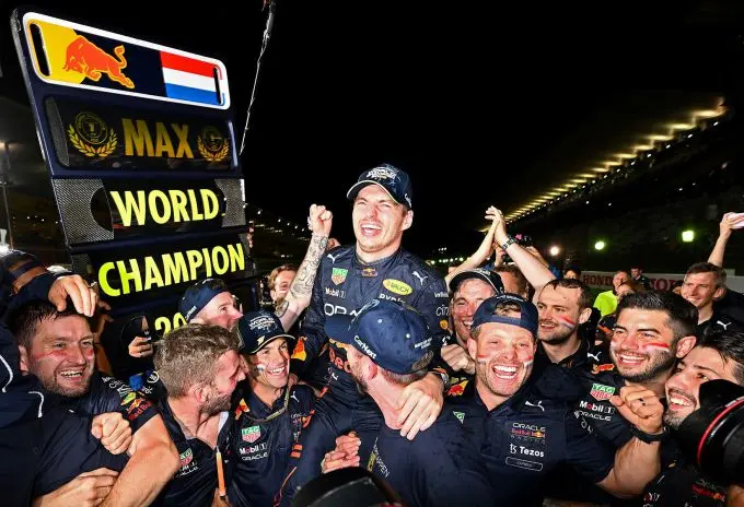 max verstappen en crew red bull f1 team si202210090591 hires jpeg 24bit rgb