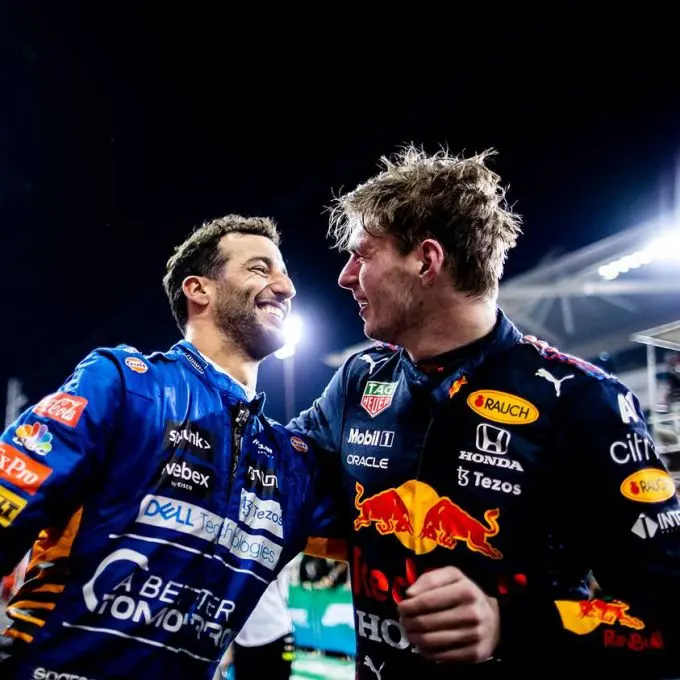 max verstappen en daniel ricciardo gefeliciteerd met wereldkampioenschap 268437976 330747655717536 3245632240520726404 n