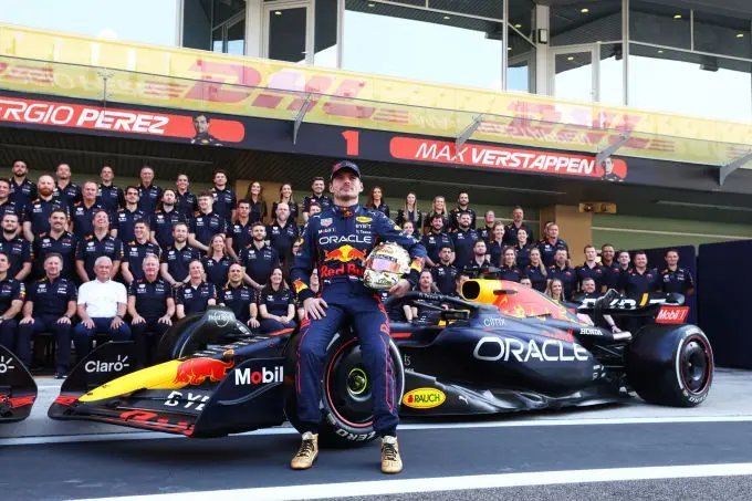 max verstappen en red bull crew si202211170685 hires jpeg 24bit rgb