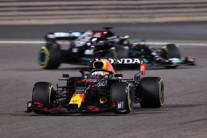 max verstappen gevolgd lewis hamilton bahrein 2021 actie si202103280153 news 4