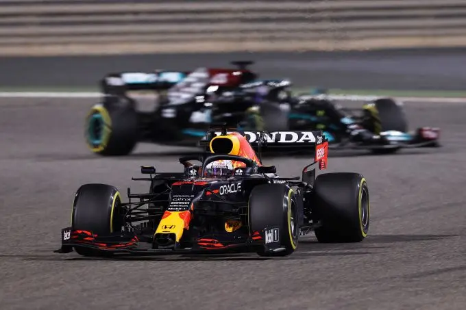 max verstappen gevolgd lewis hamilton bahrein 2021 actie si202103280153 news