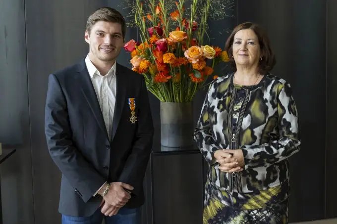 max verstappen in pak