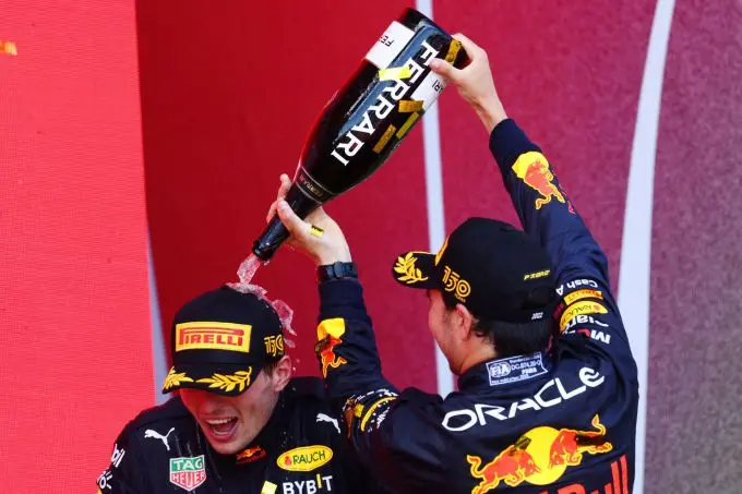 max verstappen krijgt champagnedouche van sergio perez si202206120341 hires jpeg 24bit rgb
