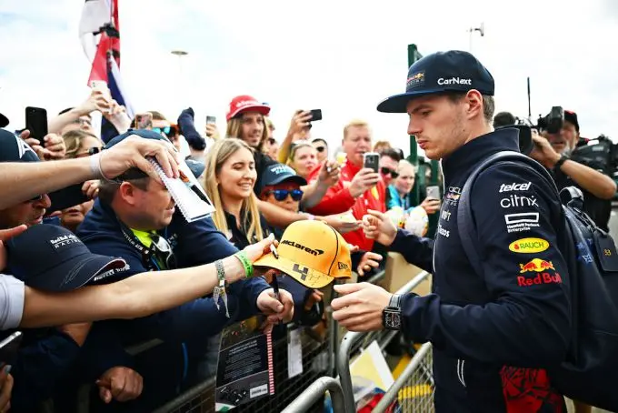 max verstappen met britse fans 1