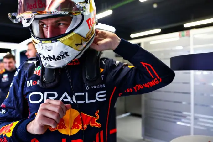max verstappen met helm pitbox si202205200331 hires jpeg 24bit rgb