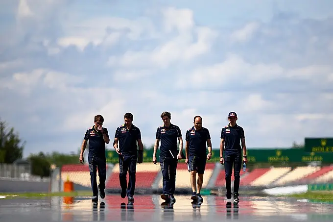 max verstappen met red bull crew