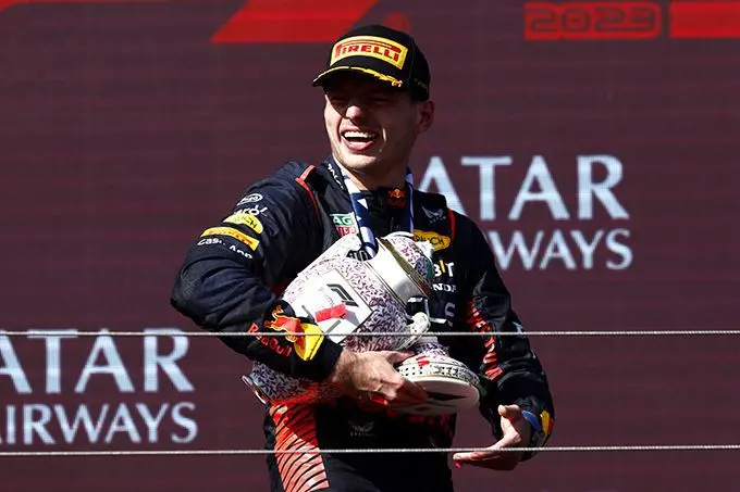 max verstappen met trofee op podium si202307230526 hires jpeg 24bit rgb