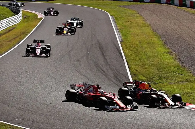 max verstappen passeert sebastian vettel