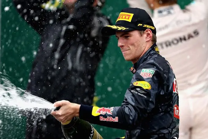 max verstappen podium champagne spuiten 3