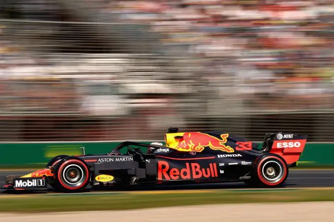 max verstappen red bull f1 linker zijkant volle vaart mv2019