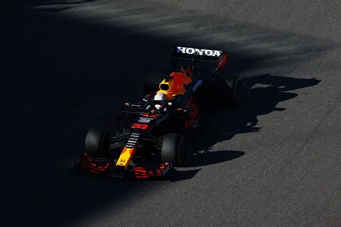 max verstappen red bull inhaalrace in sochi 1