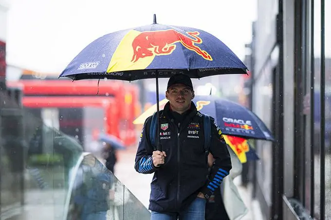 max verstappen red bull paraplu regen