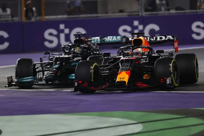 max verstappen steekt lewis hamilton voorbij chicane m294236 1