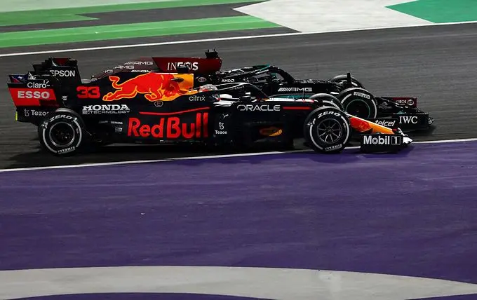 max verstappen versus lewis hamilton 6