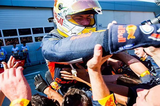 max verstappen viert feest met red bull crew 1