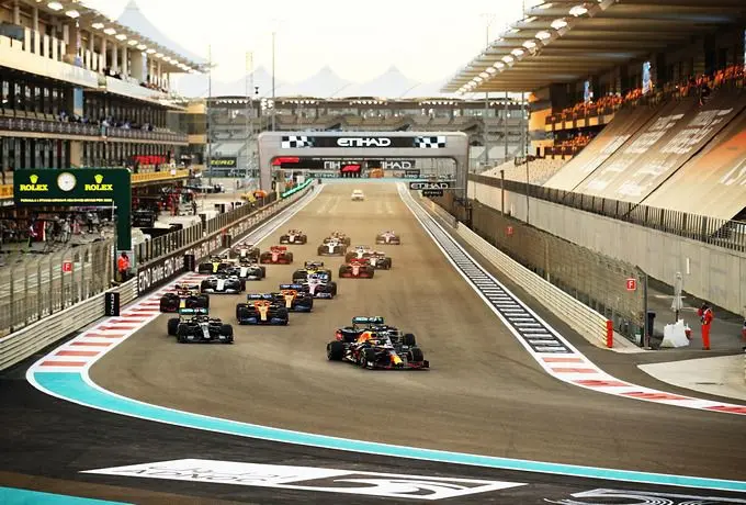 max verstappen voor mercedes bij start gp van abu dhabi