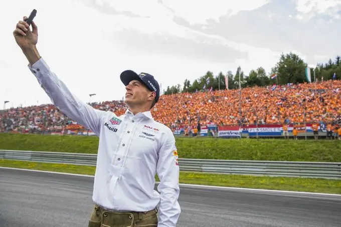 max verstappen voor oranje tribune