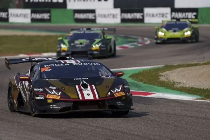 max weering wint eerste race super trofeo