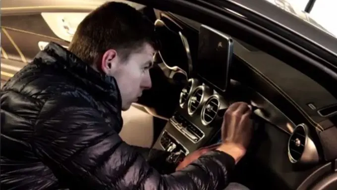 max zet een handtekening in de auto foto bucket boys