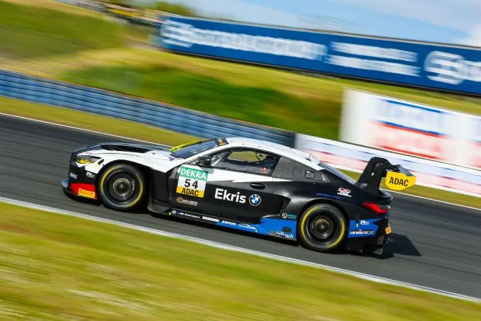 maxime oosten in bmw m4 gt3 foto by axel weichert img 7329