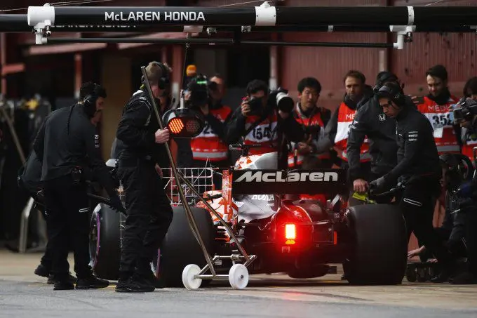 mclaren honda pits 1
