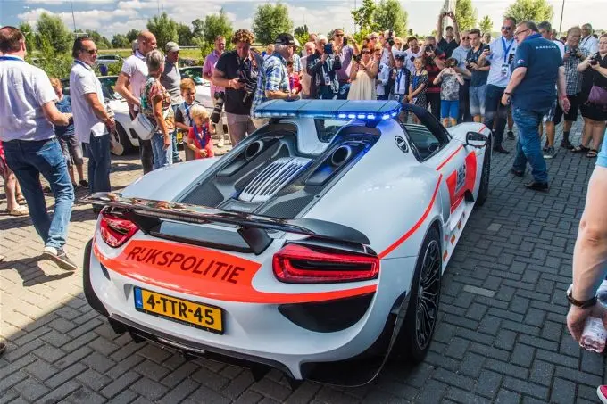 meerdere rijkspolitie porsches te bewonderen tijdens international amsterdam motor show