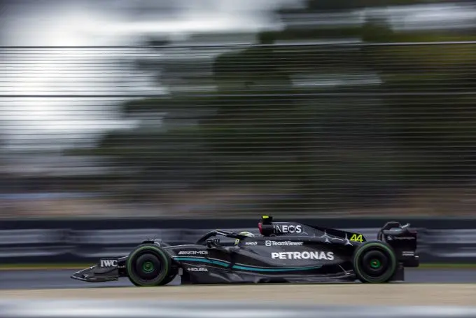 mercedes 2023 track actie zijkant m360846