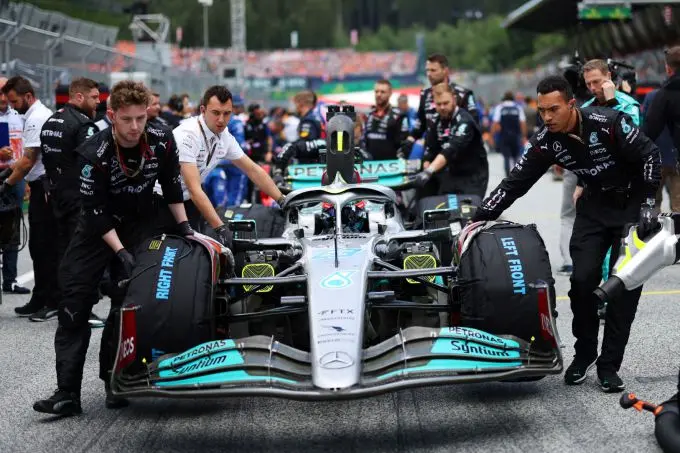 mercedes crew at the grid m324784 1
