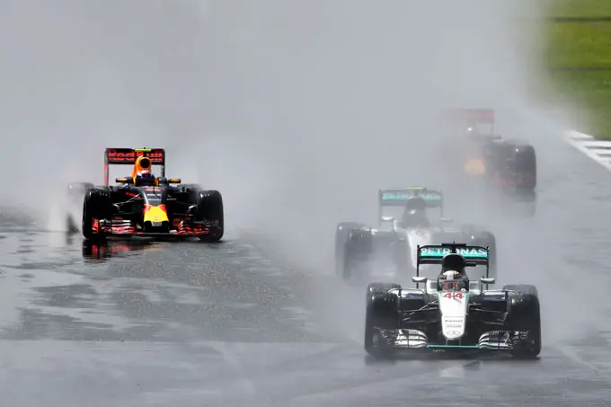 mercedes en max verstappen f1 uk 680