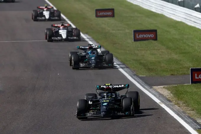 mercedes hamilton voor russell m395906 1