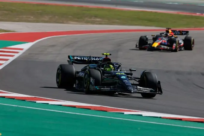 mercedes hamilton voor verstappen de omgekeerde wereld m400961