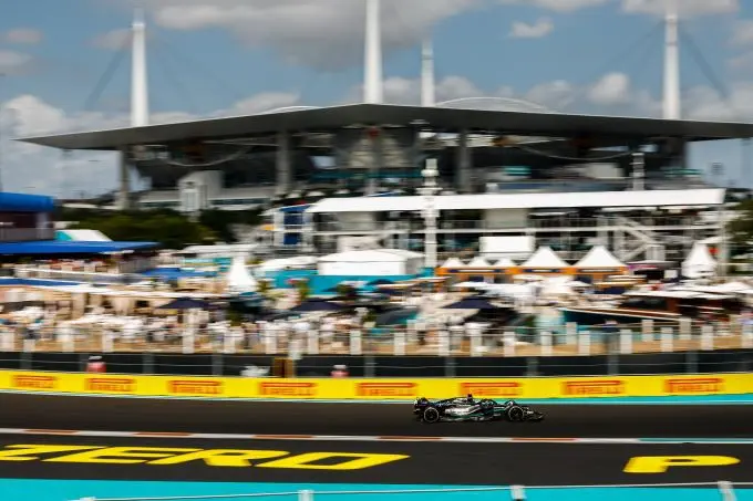 mercedes onderweg in miami m369089 1