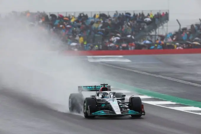 mercedes tijdens regenachtige kwalificatie m322009