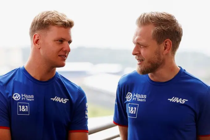 mick schumacher en kevin magnussen 1019421712 lat 20221111 gp2221 084313 ony6576 415