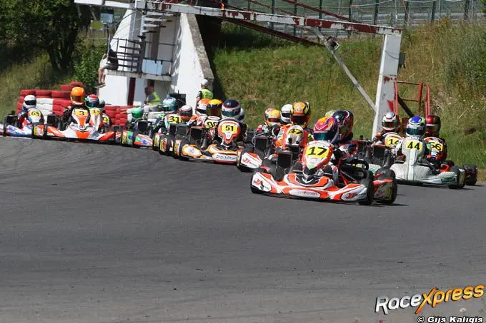 mike van vugt met nummer 17 aan kop rx 680 a81f5681