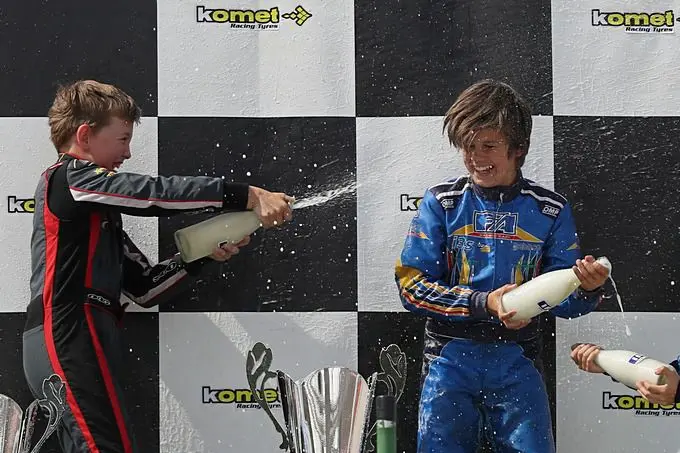 nathan ottink links spuit met champagne rx 680