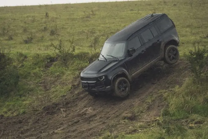 nieuwe land rover defender tot het uiterste gedreven in nieuwe james bond film no time to die 1 1