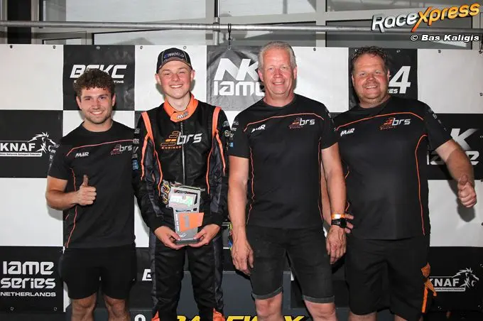 nigel hendricks en het team van bergman racing op podium imgm9405