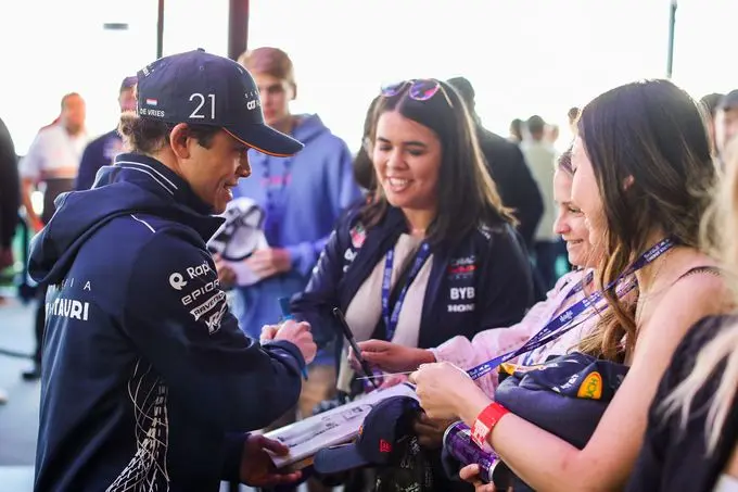 nyck de vries en vrouwelijke f1 fans