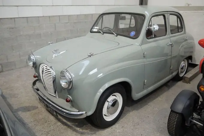 oldtimer van legendarische popster phil collins onder de hamer tijdens interclassics maastricht