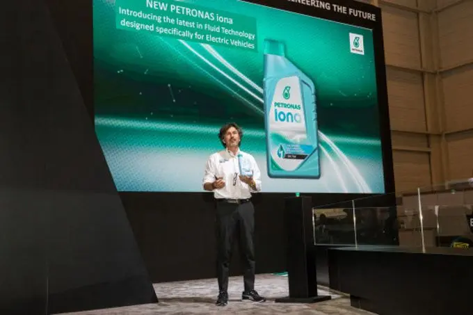 petronas stapt in e mobiliteit met introductie petronas iona op genyve motor show 2019