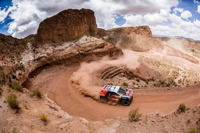 peugeot 2008 dkr loeb