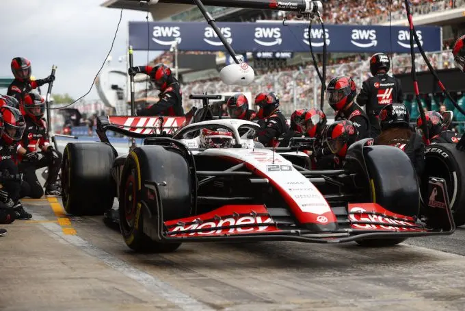 pitstop kevin magnussen