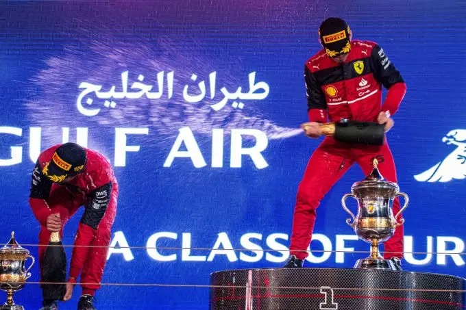 podium 1 2 overwinning champagne 220075 scuderia ferrari bahrain gp 2022 race