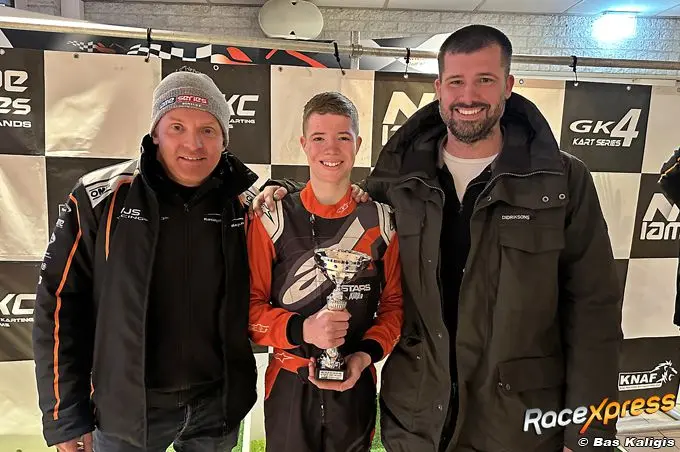 podium sem van der heijden midden en links teambaas willem jan schoots en rechts zijn vader en tevens monteur