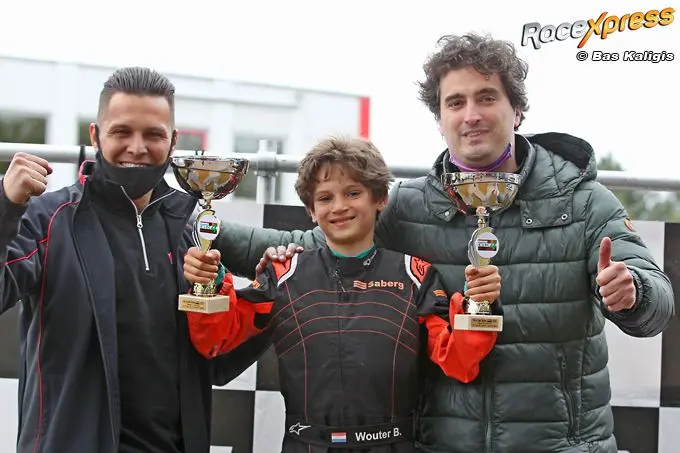 podium wouter bergheanu midden met links monteur jeffrey hiendler en rechts trotse papa sandrin