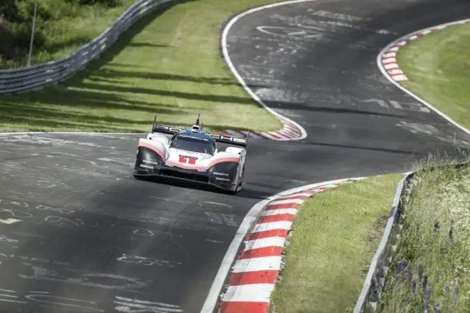 porsche 919 hybrid evo rijdt recordtijd van 51955 minuten in de groene hel