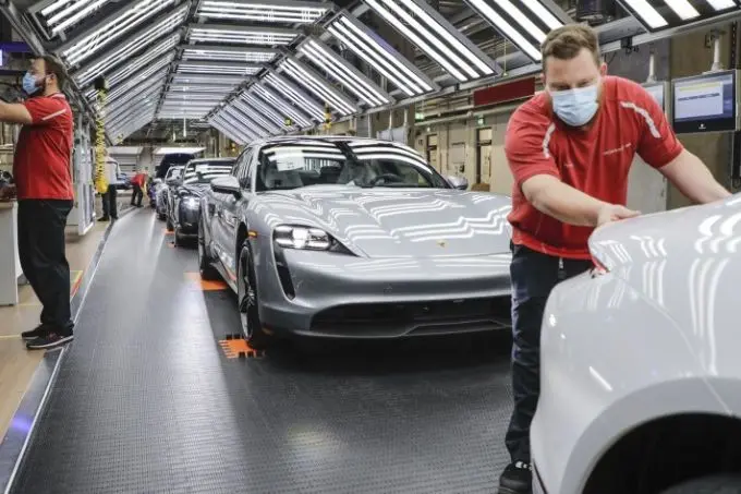 porsche ag hervat productie in zuffenhausen en leipzig